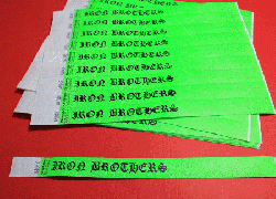 Iron Brothers. Нанесение черной краской на Контрольные браслеты Tyvek® Neon Lime.